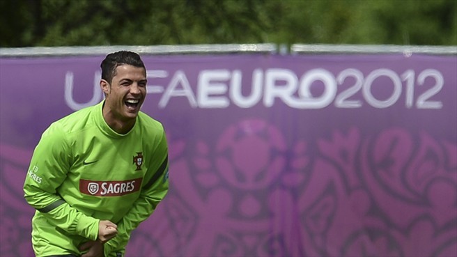 Nụ cười đầy tự tin của Ronaldo sau những phút tập luyện nghiêm túc